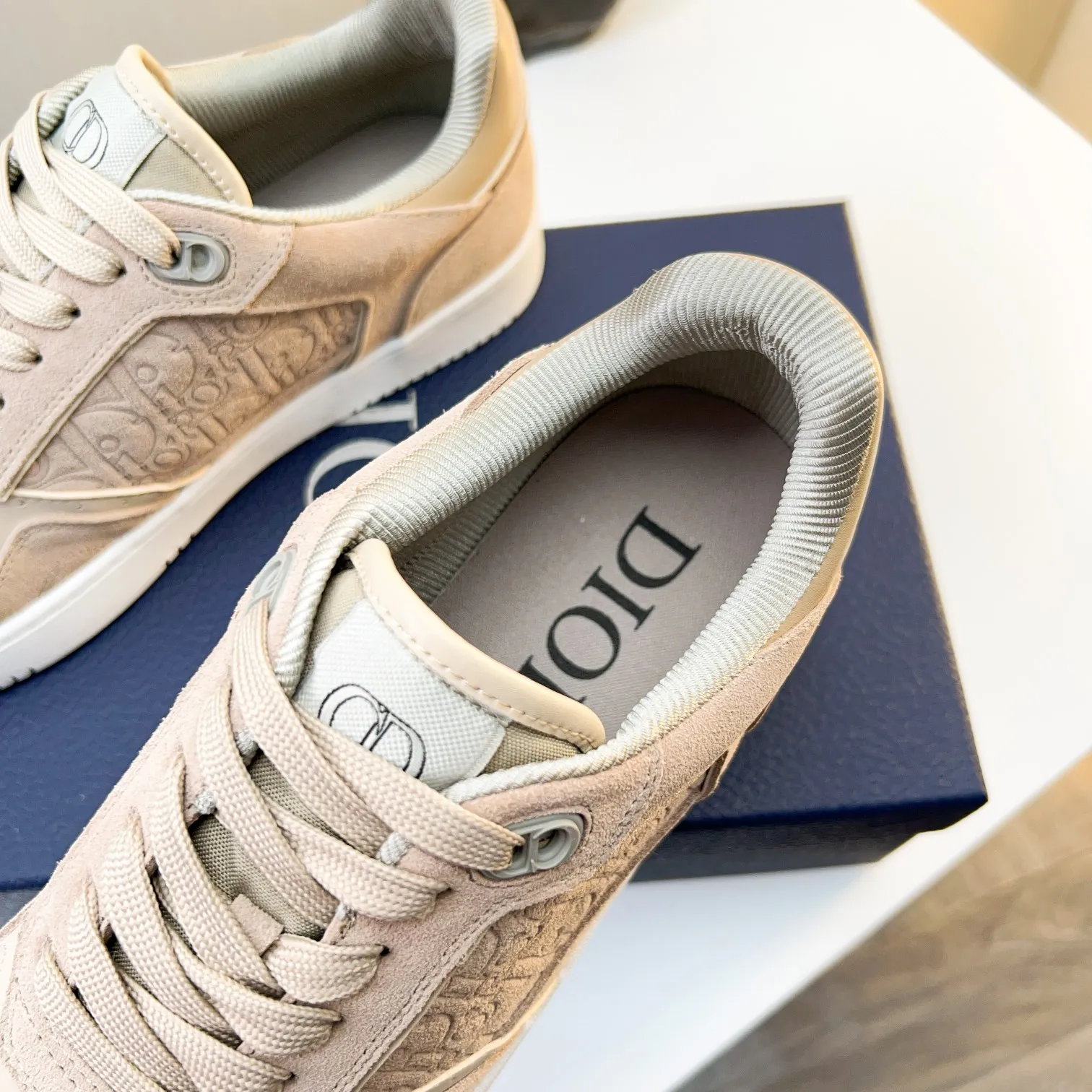 Men's Men's Shoes 💰400 [New] 🦩🦩Dior - Low-top sneakers 2025 spring men's collection new arrivals [Celebrate][Celebrate][Celebrate], reinterpret the basketball shoe design and become a classic Dior item [Strong][Strong][Strong], crafted in black and cream white smooth cowhide with beige suede, leather display on the side The CD logo, tongue, sole and back side are decorated with various distinctive details to enhance the style[666][666], while eyelet details, topstitching and rubber panels highlight the dynamic charm of its athletic style[strong][strong][strong]. It has a two-color rubber sole, which can be matched with various clothing to create a refined look. Size: 38 to 44 (45 can be customized